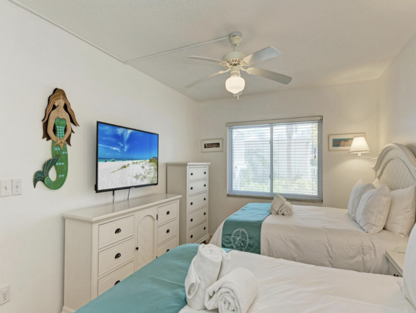 On Beach One Bedroom Condo with Communal Pool in Holmes Beach